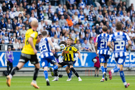 Häckens Srdjan Hrstic och IFK Göteborgs Gustav Svensson