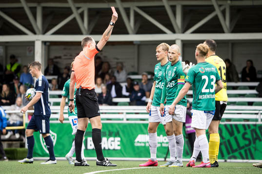 Brages Alexander Zetterström tilldelas rött kort av