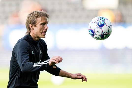 Per Ciljan Skjelbred of Rosenborg warms up