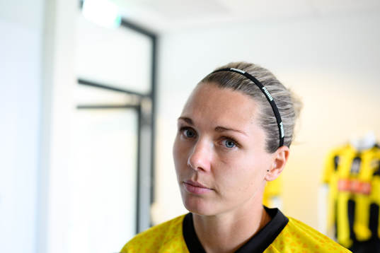 Målvakt Jennifer Falk blir intervjuad