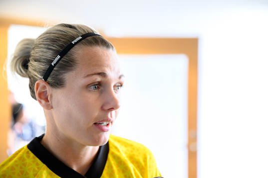 Målvakt Jennifer Falk blir intervjuad