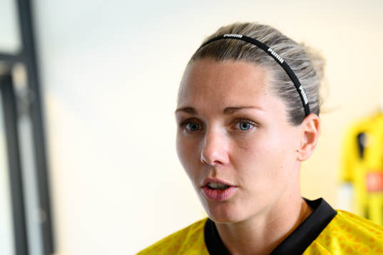 Målvakt Jennifer Falk blir intervjuad
