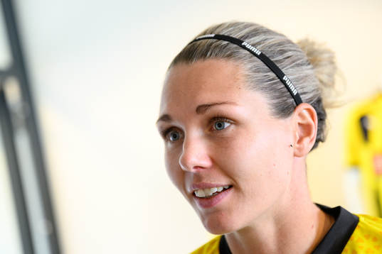 Målvakt Jennifer Falk blir intervjuad