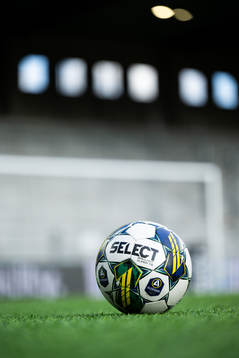 Select matchboll på planen innan fotbollsmatchen i