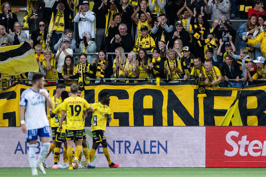 Elfsborgs Michael Baidoo jublar framför supportrar