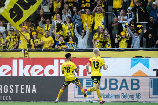 Elfsborgs Ahmed Qasem jublar med Johan Larsson