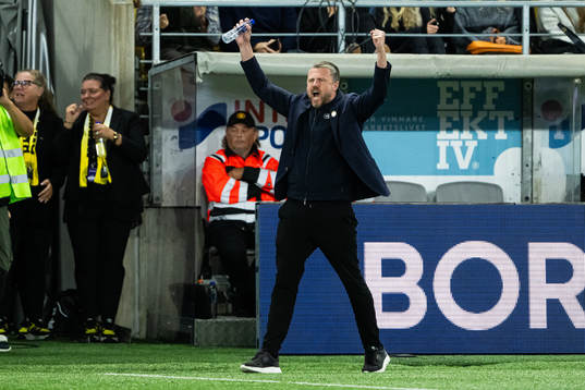 Elfsborgs manager Jimmy Thelin jublar