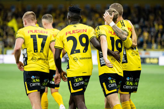 Elfsborgs Jeppe Møldrup Okkels jublar med lagkamrater
