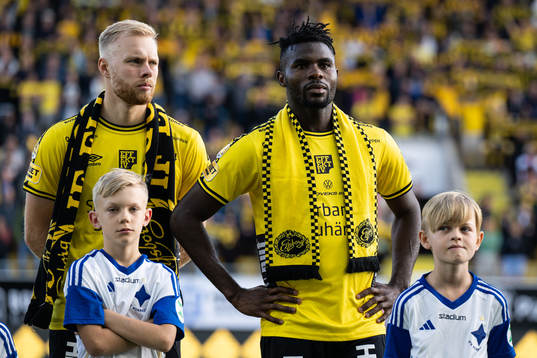 Elfsborgs Sveinn Guðjohnsen och Ibrahim Buhari med halsduk