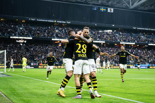 AIKs Ioannis Pittas jublar med lagkamrater