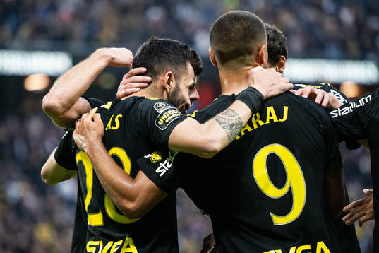 AIKs Ioannis Pittas jublar med lagkamrater