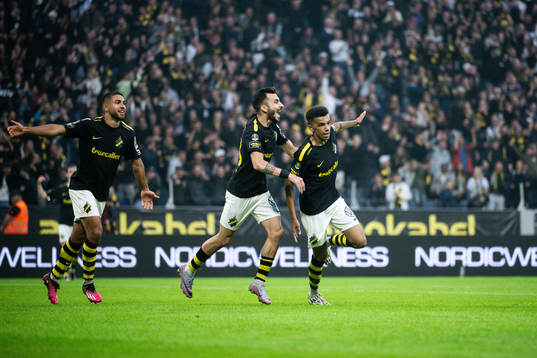 AIKs Omar Faraj, Ioannis Pittas och Rui Modesto jublar