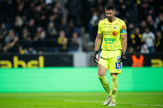 Varbergs målvakt Stojan Lukic deppar