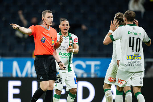 Domare Oscar Johnson dömer straff