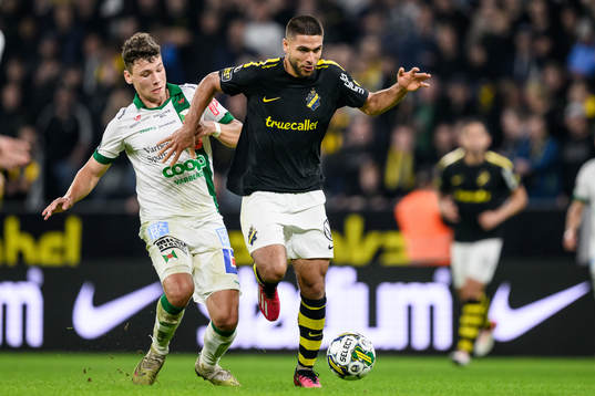 Varbergs Mads Borchers och AIKs Omar Faraj