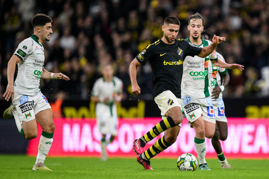 Varbergs Ismet Lushaku och Yassine El Ouatki mot AIKs Omar