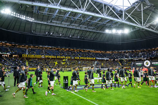 AIKs och Varbergs spelare gör entré