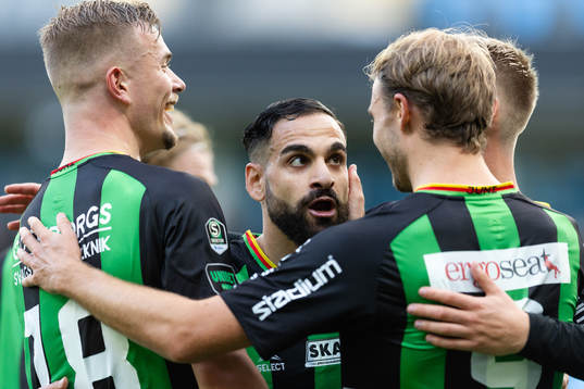 GAIS  Mervan Celik jublar med lagkamrater