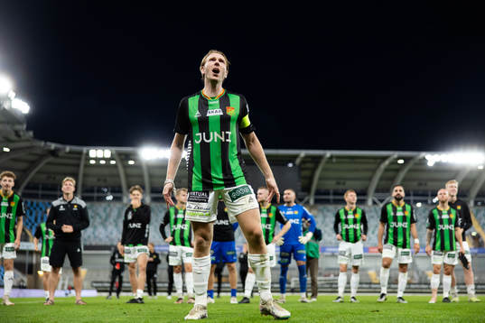 GAIS August Wängberg håller i segersång framför klacken