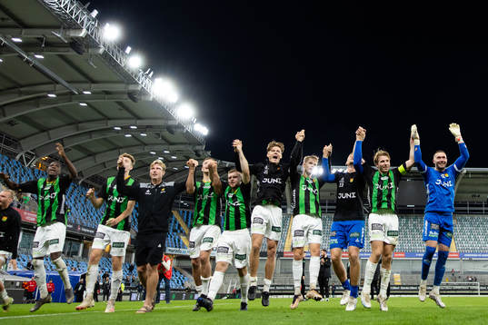 GAIS spelare jublar framför klacken
