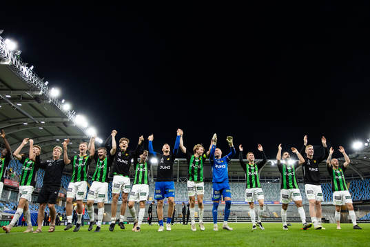 GAIS spelare jublar framför klacken