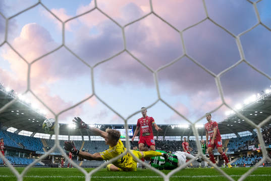 Skövde AIKs målvakt Otto Lindell räddar ett avslut från