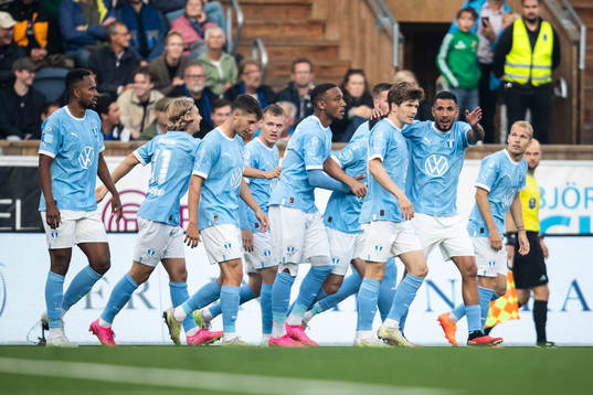 Malmö FFs Derek Cornelius jublar med lagkamrater