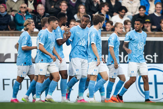 Malmö FFs Derek Cornelius jublar med lagkamrater
