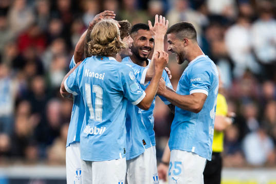 Malmö FFs Oliver Berg jublar med lagkamrater