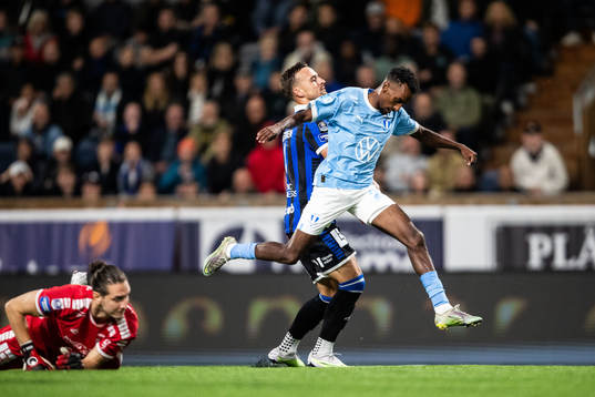 Malmö FFs Taha Ali och Sirius målvakt David Mitov Nilsson