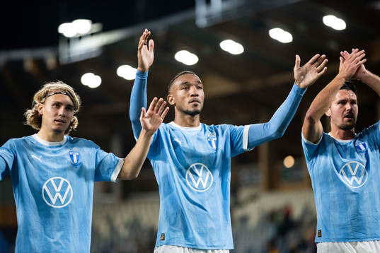 i230828 Malmö FFs Sebastian Nanasi, Derek Cornelius och