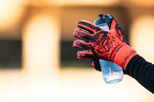 Målvaktshandskar och vattenflaska