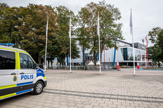 Polisbil står parkerad utanför Olympia