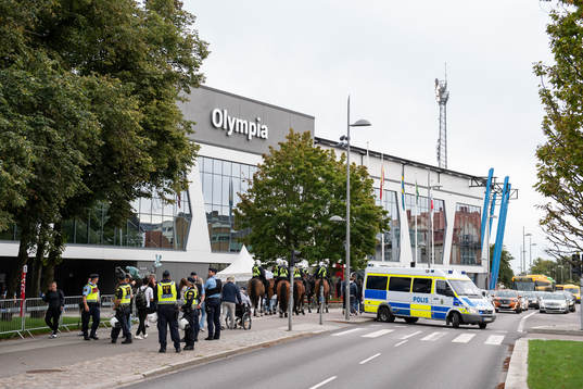 Poliser utanför Olympia