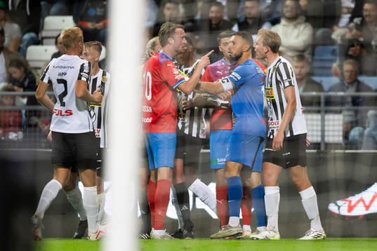 Helsingborgs Rasmus Jönsson i en diskussion med
