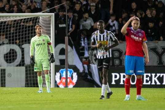 Helsingborgs målvakt Kalle Joelsson deppar