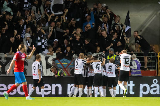 Landskronas Adam Egnell jublar med lagkamrater