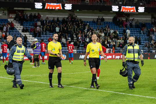 Domare Tess Olofsson får eskort av ordningsvakter