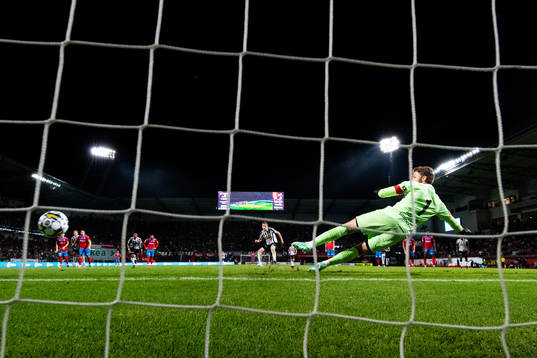 Landskronas Adam Egnell gör 1-2 på Helsingborgs målvakt