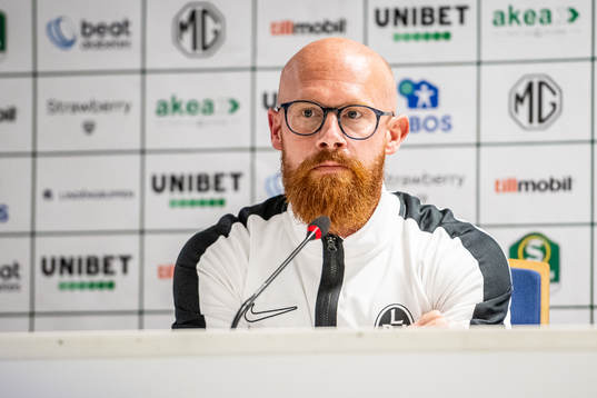 Landskronas tränare Max Mölder vid en presskonferens