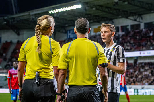 Landskronas Adam Egnell i samtal med Domare Tess Olofsson