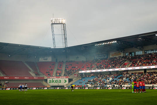 Landskronas och Helsingborgs spelare samlas