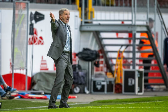 Helsingborgs tränare Stuart Baxter reagerar