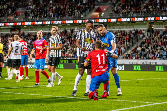 Helsingborgs Erik Ring i dispyt med Landskronas Samuel