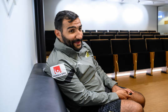 Häckens tränare Mak Lind blir intervjuad