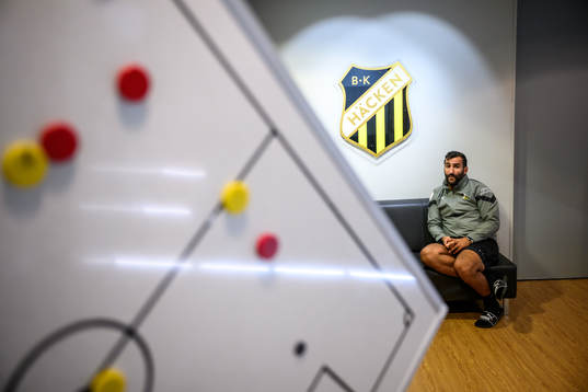 Häckens tränare Mak Lind blir intervjuad