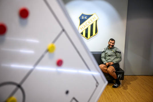 Häckens tränare Mak Lind blir intervjuad