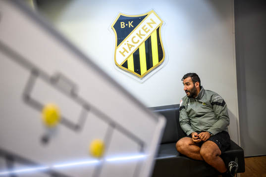 Häckens tränare Mak Lind blir intervjuad
