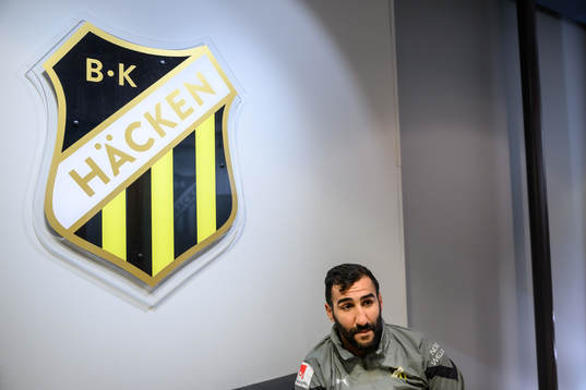 Häckens tränare Mak Lind blir intervjuad