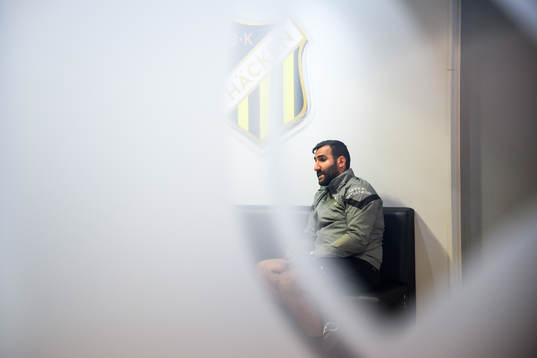 Häckens tränare Mak Lind blir intervjuad